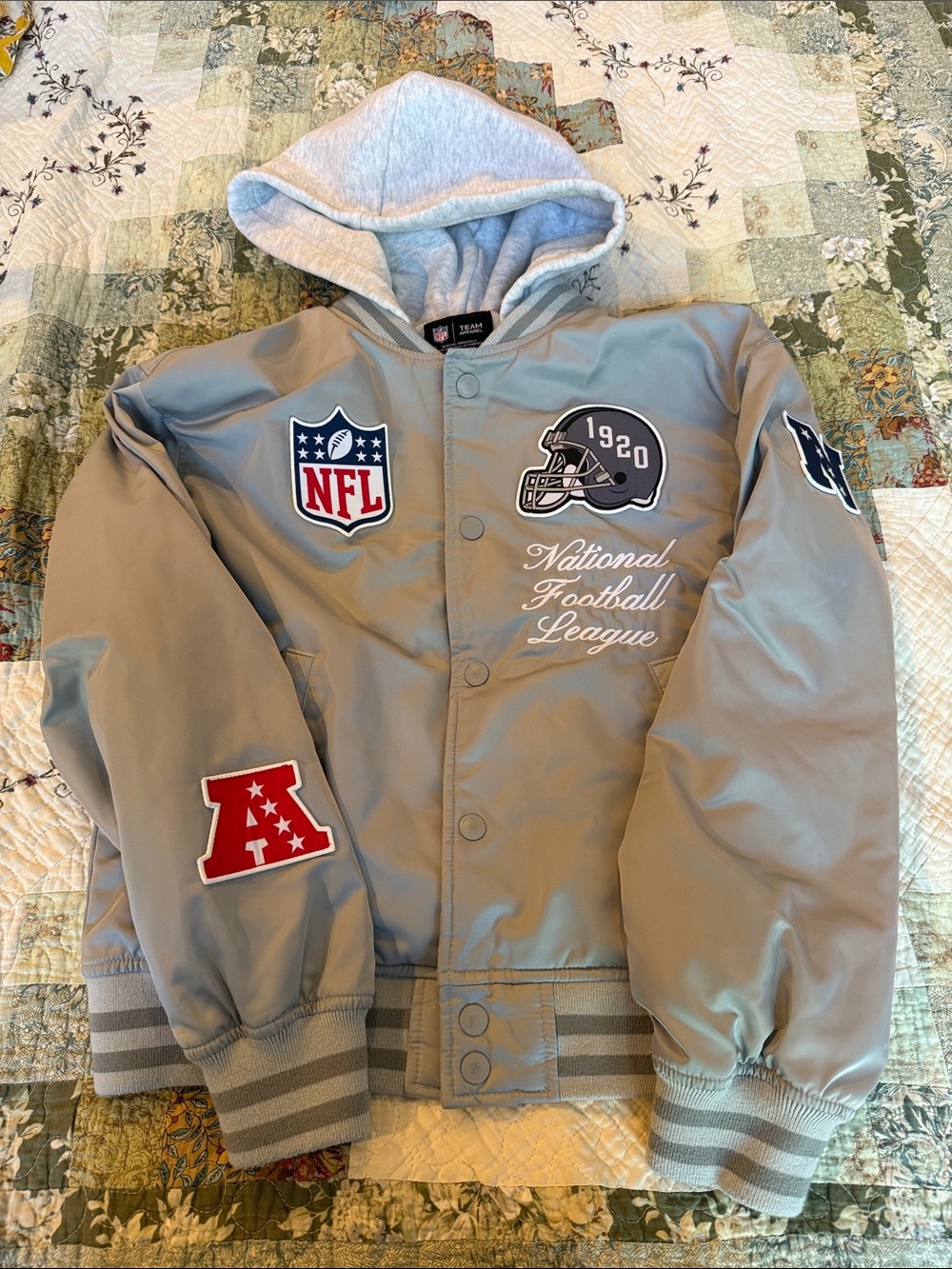 NFL team apparel Kids Hooded Puffer Jacket in Light Gray with Red Patch Accents